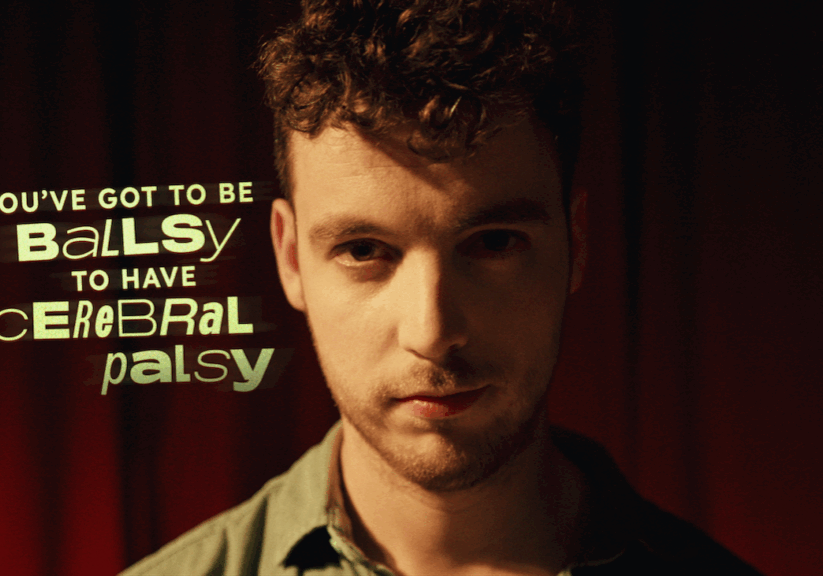 Jeune homme avec le texte "You've got to be ballsy to have cerebral palsy"